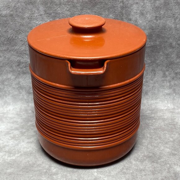 Rubbermaid Brown Plastic 1.5 Quart Pitcher Jug With Lid Ribbed Design - Picture 2 of 12